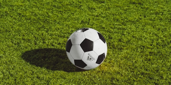 足球运动员在绿茵场上激烈拼抢的瞬间特写